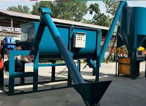 新型有機(jī)肥攪拌機(jī)實拍