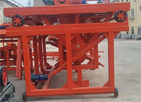 履帶式翻堆機(jī)在進(jìn)行翻拋?zhàn)鳂I(yè)時(shí)需要注意哪些問題？